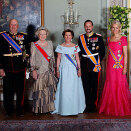 1. juni: Kronprinsparet deltar under velkomstseremoni og gallamiddag i anledning Dronning Beatrix' besøk til Norge  (Foto: Lise Åserud / Scanpix)
